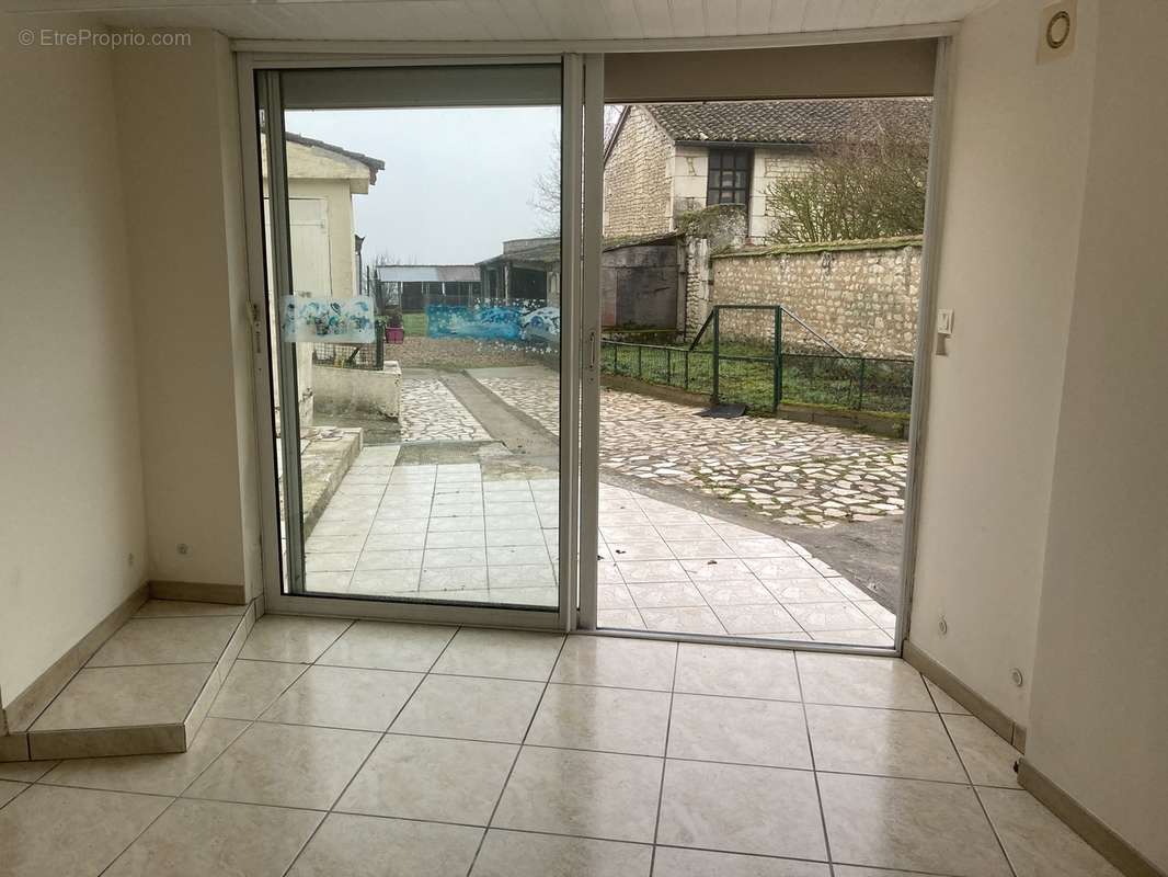 Maison à FAYE-LA-VINEUSE