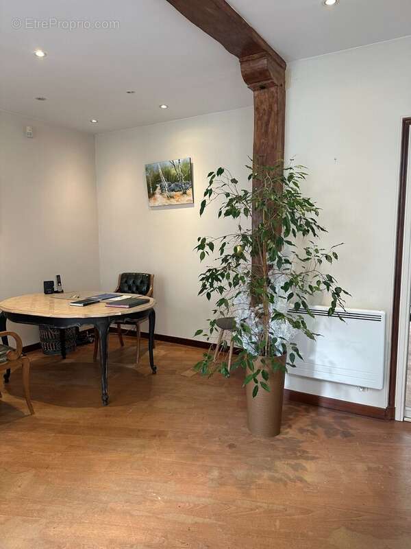 Commerce à FONTAINEBLEAU