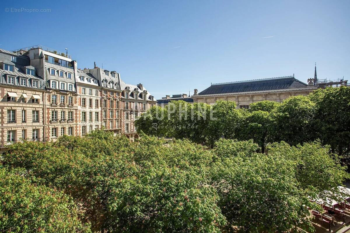 Appartement à PARIS-1E