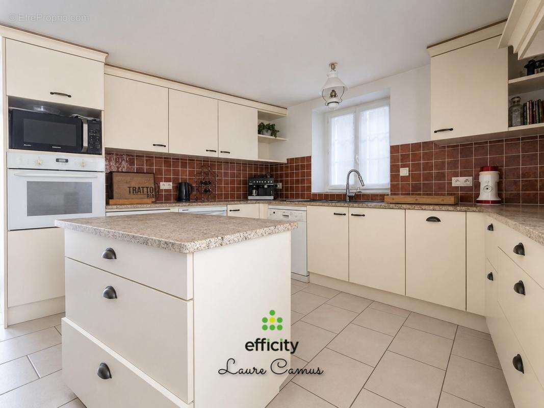 Maison 192 m² à Saint-Avaugourd-Des-Landes  - photo 3