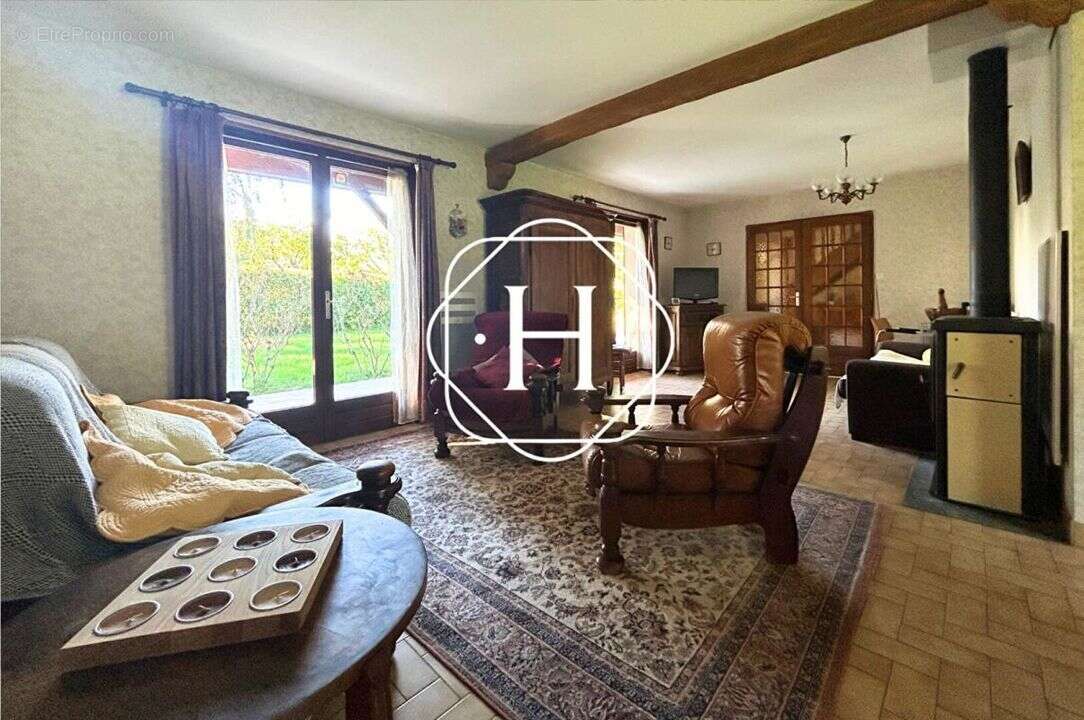 Maison à SAINT-DENIS-LES-BOURG