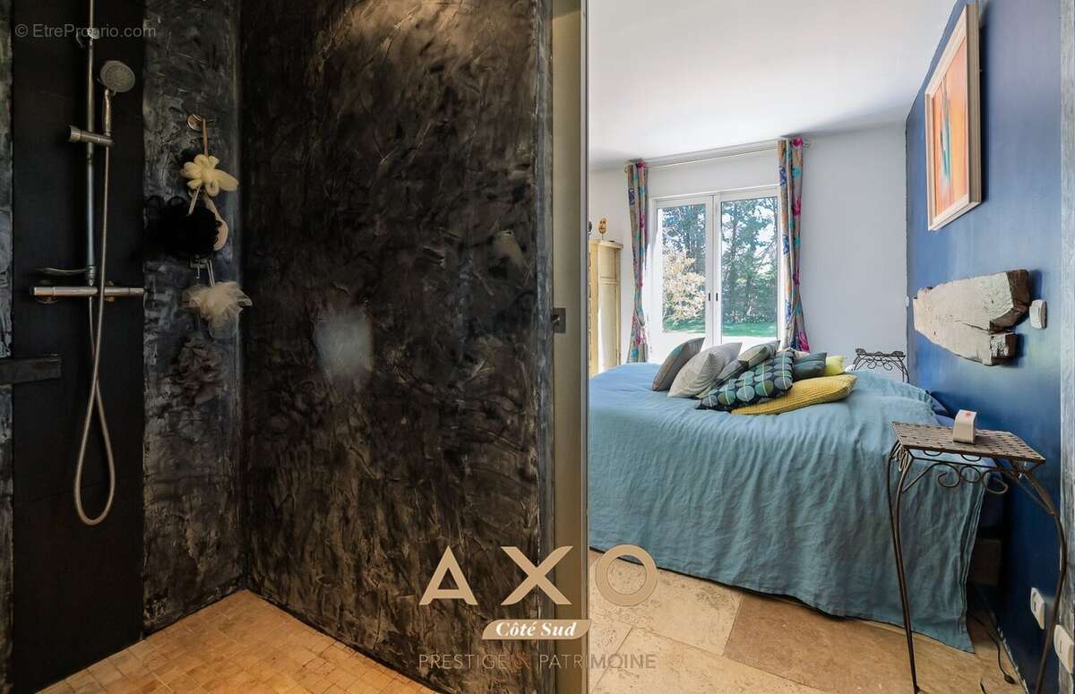 Jouques  villa t8 de plain-pied  studio indépendant  piscine  jacuzzi  3 garages  990 000  - photo 12