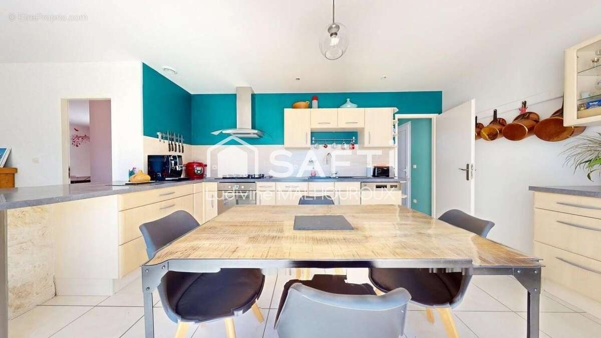 Maison 140 m² à Villebois-Lavalette  - photo 6