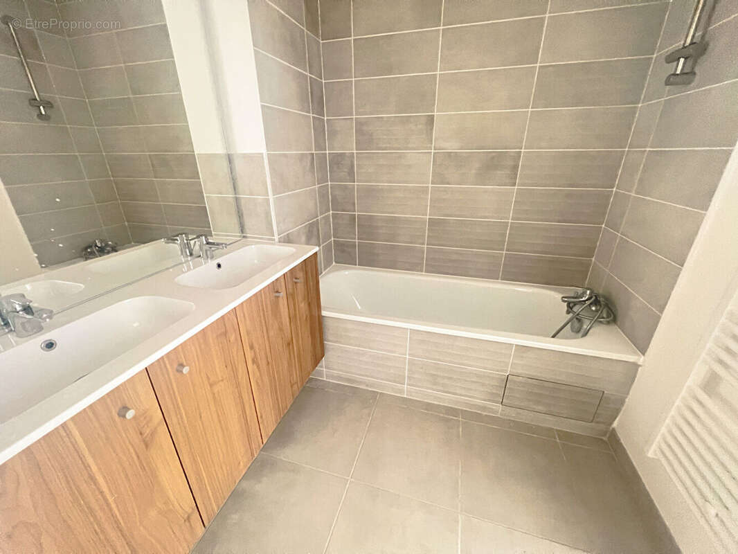 Appartement à PINS-JUSTARET