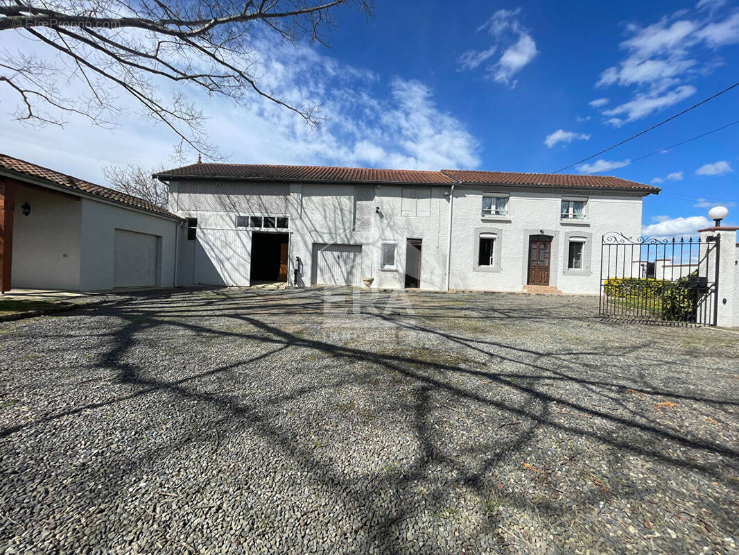Maison à VILLECOMTAL-SUR-ARROS