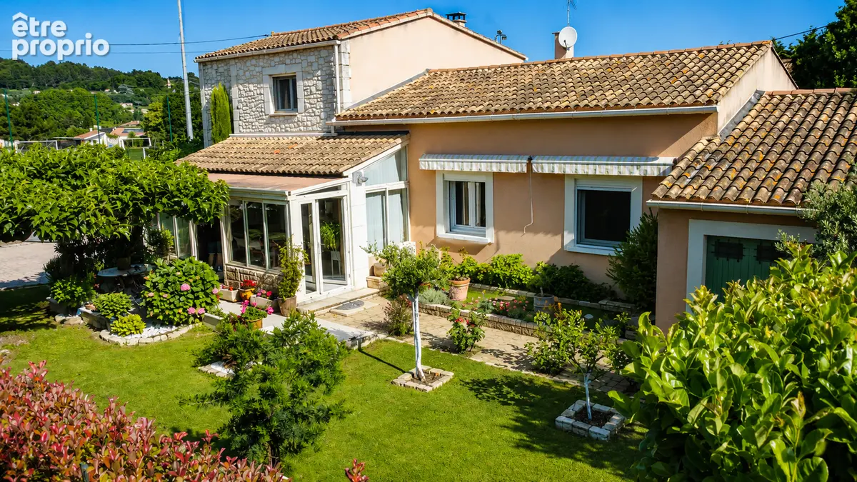 Sauveterre - Maison familiale avec piscine, jardin paysager et dépendances - photo 1