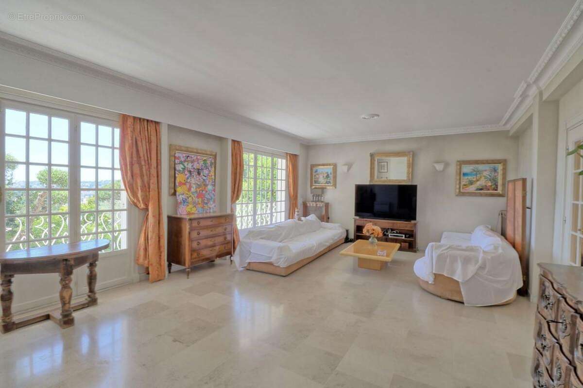 Superbe Maison de Maître avec Piscine et un Sublime Jardin Luxuriant !!! - photo 4