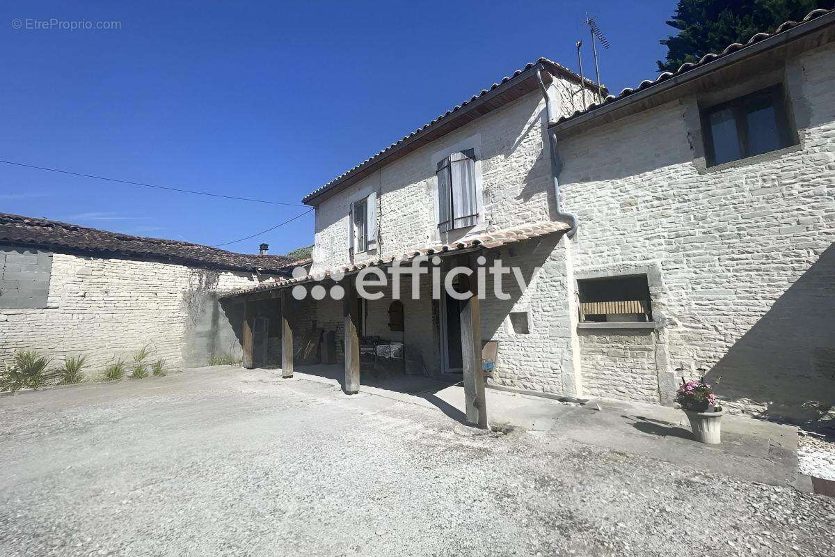 Maison 178 m² à Oradour  - photo 2