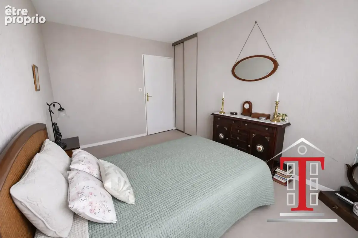Chambre style classique avec placard