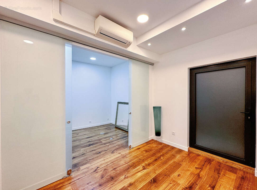 Commerce à PARIS-8E