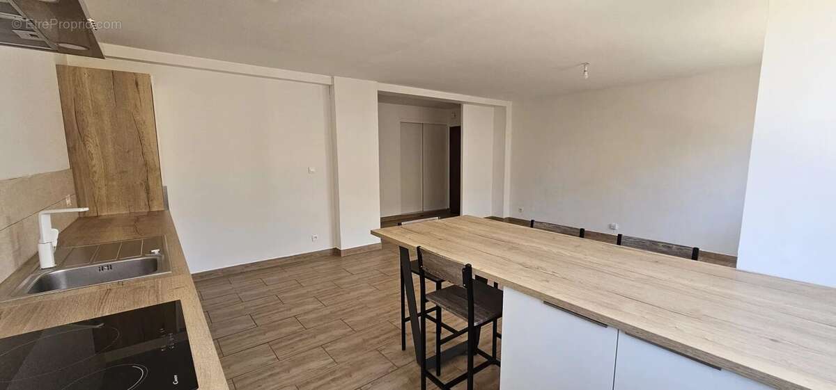 Appartement à SOLLIES-PONT
