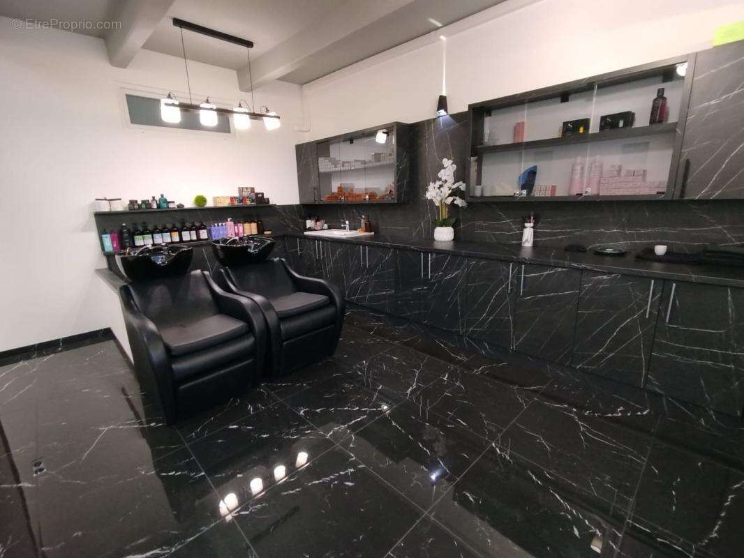 Commerce à LA GAUDE