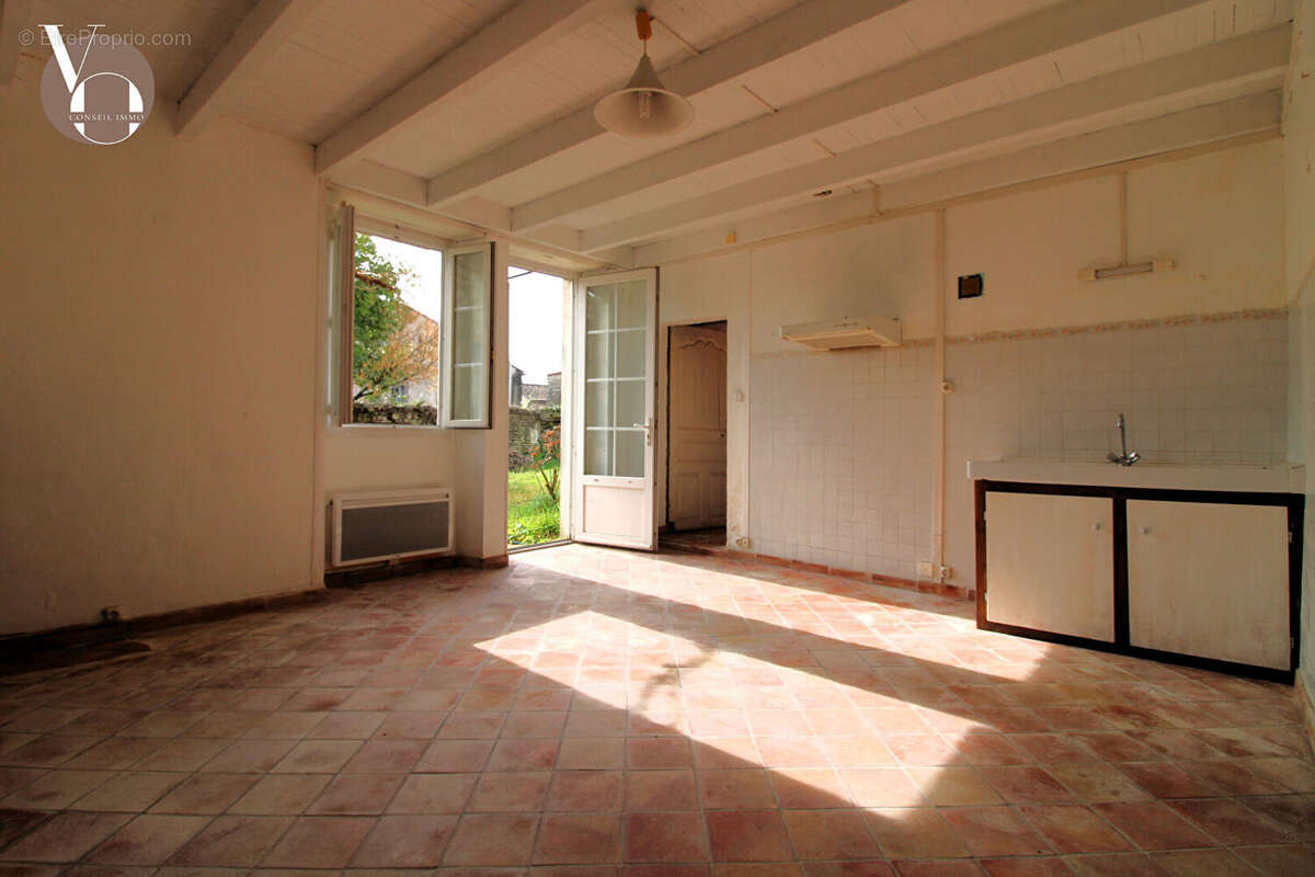 Maison à SAINT-GENIS-D'HIERSAC