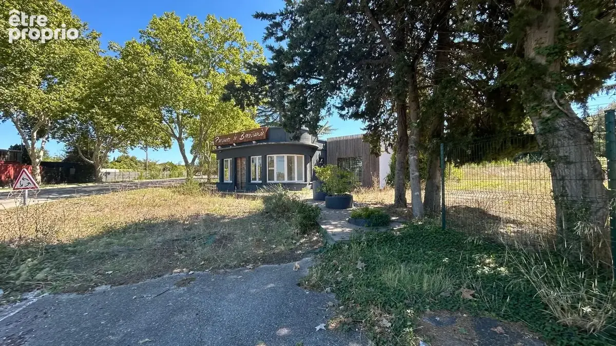 Terrain constructible d'activité en zone UEa 2500 m2 sur Aix en Provence - Celony - Axe très passant & accès d - photo 1