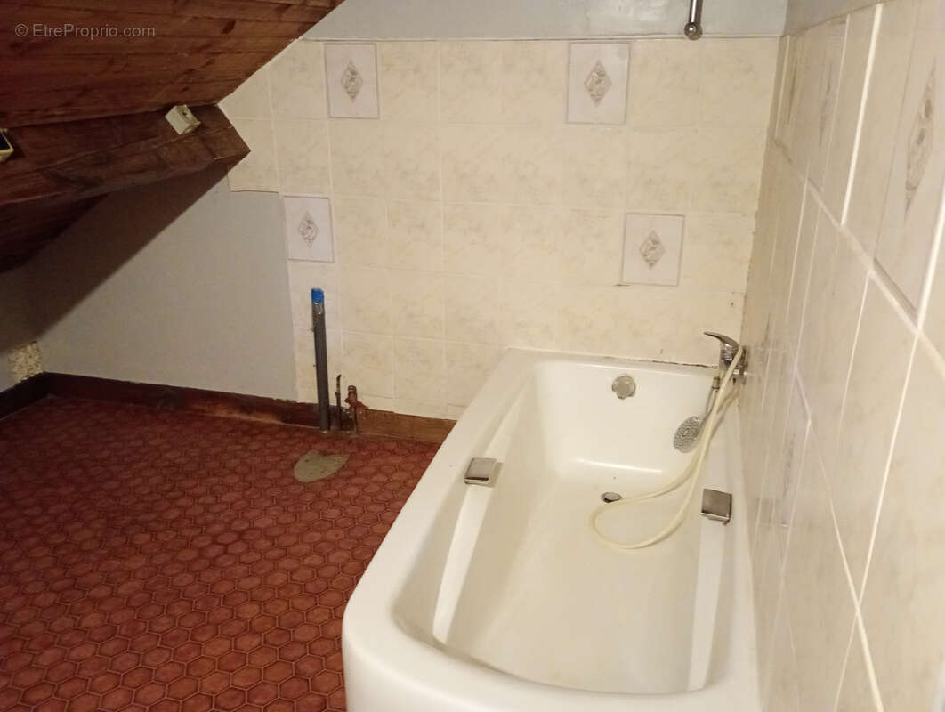 Maison à SAINT-HILAIRE-LE-CHATEAU