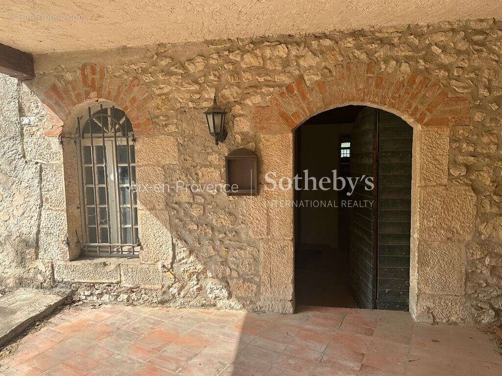 Maison à VENTABREN