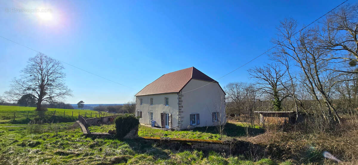 Maison à MONTMIREY-LE-CHATEAU