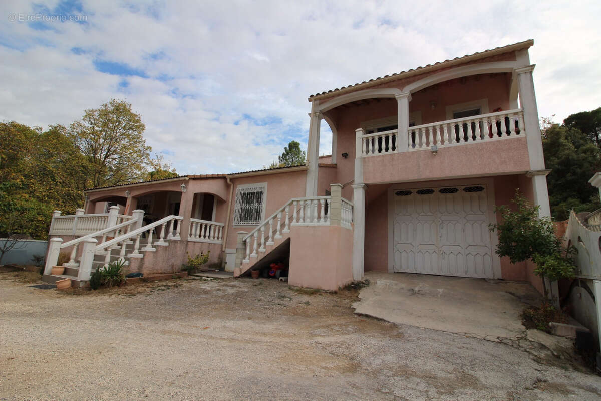 Maison de 210 m2. Terrain de 860 m2. - photo 2