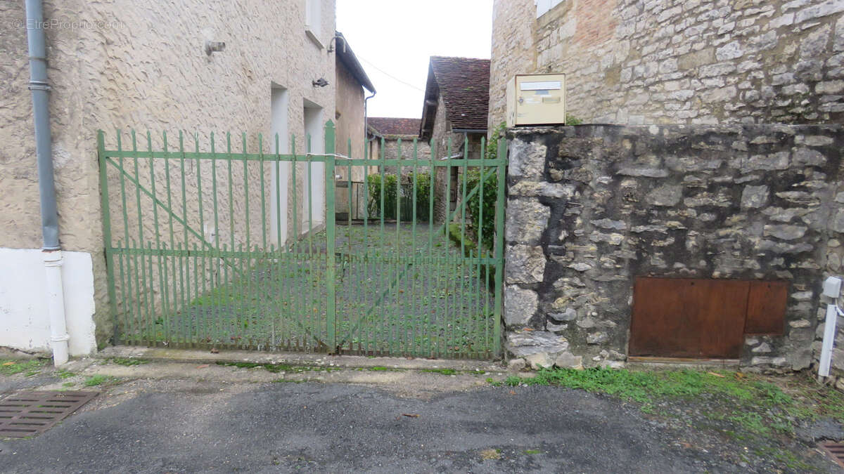 Ensemble immobilier de 2 maisons (en pierres et mitoyennes) avec une grange (en pierres) Secteur SAINT RAPHAEL - photo 3