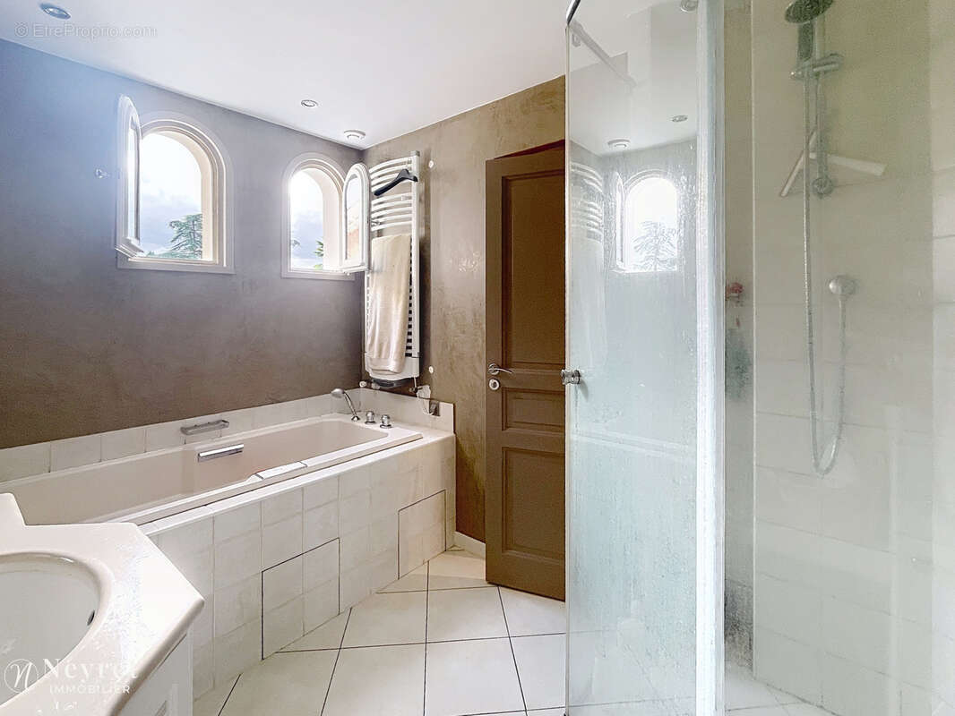 RARE - CHARLY - Maison familiale 5 Chambres de 175 m2 avec piscine et pool house    secteur résidentiel - photo 13