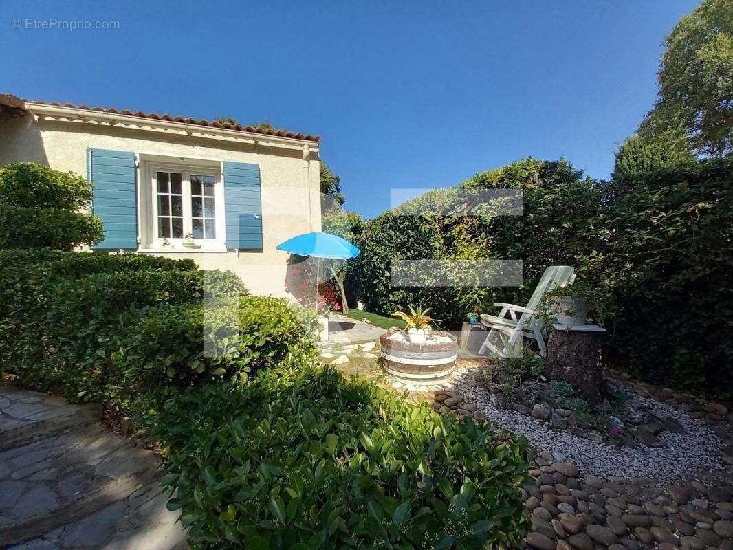 NÎMES COURBESSAC – Charmante maison de plain-pied avec piscine et jardin - photo 9