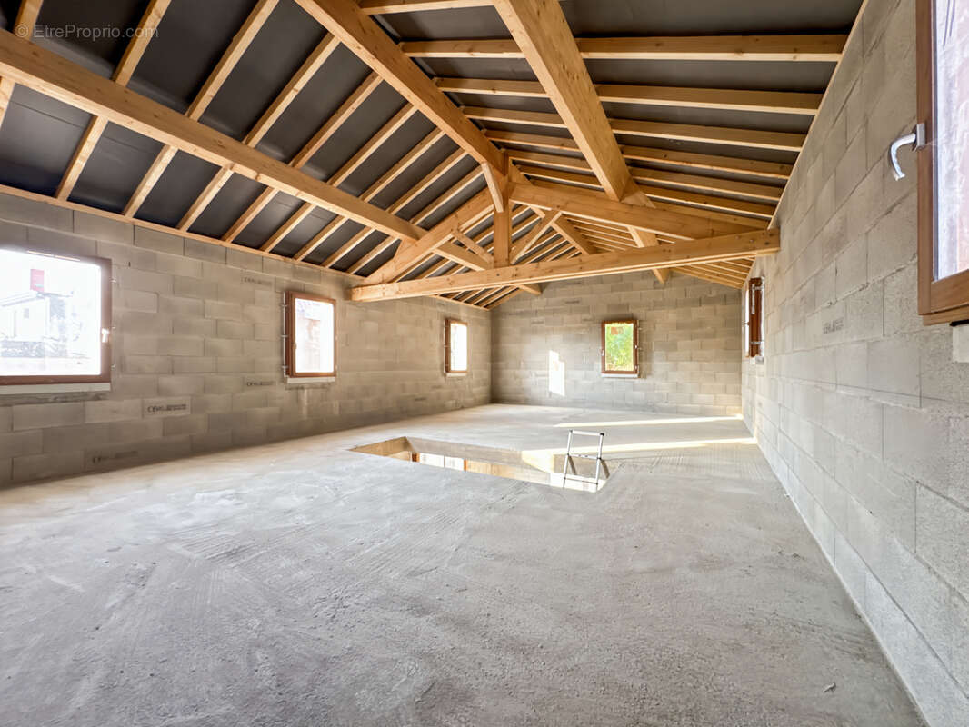 À Vendre : Villa Neuve Frais de Notaire réduits à finir d'Aménager   Proche Trévoux, Hyper-Centre Village de S - photo 5