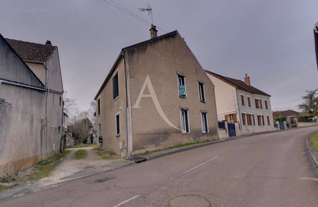 Maison à MAILLY-LA-VILLE