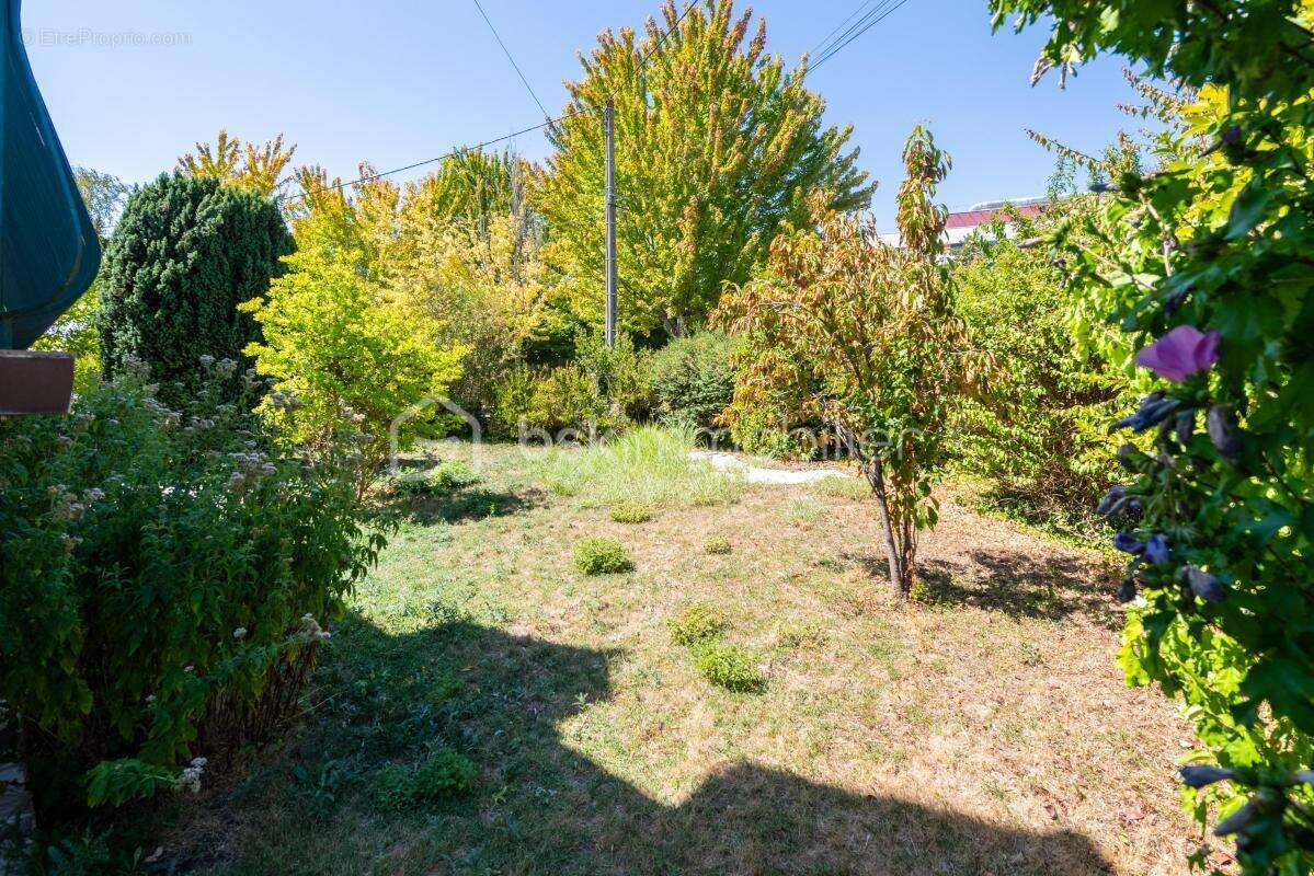 Très belle maison rénovée des années 1970 composée de ses 4 chambres, de son sous-sol total et de son jardin clos sans vis-à-vis - photo 16