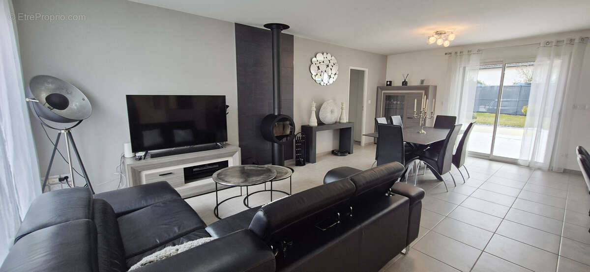 Maison à LA CHAPELLE-DE-LA-TOUR