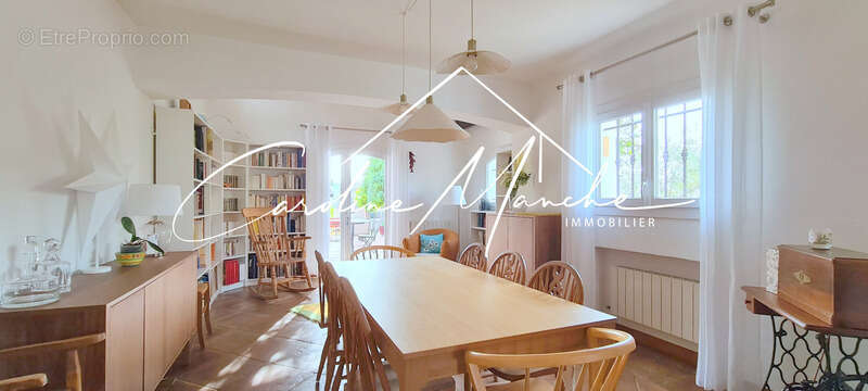 Maison à SAINT-MITRE-LES-REMPARTS