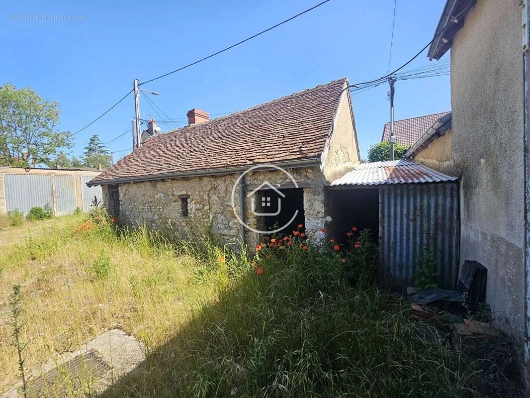VINEUIL - Grange à rénover avec dépendance - photo 2
