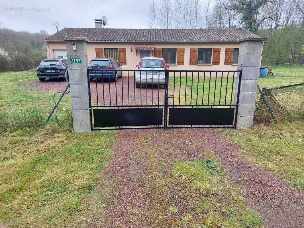 Maison à SAINT-PARDOUX-LA-RIVIERE