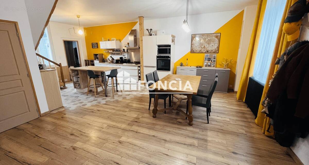 Maison à MONTFORT-LE-GESNOIS