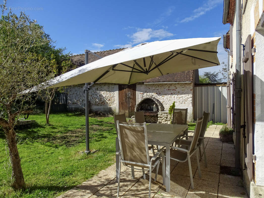 Maison à LA CHAPELLE-MONTMARTIN