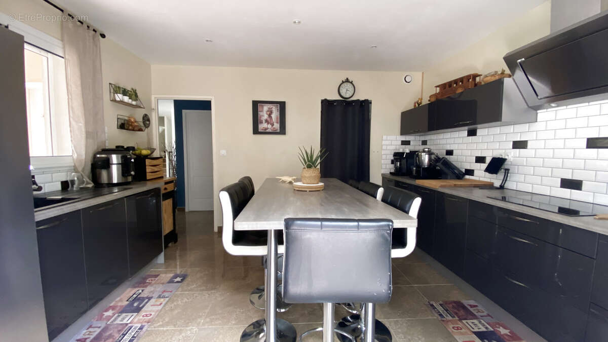 A vendre   Villa T6 de 151 m2 avec piscine et garage   Moux - photo 6