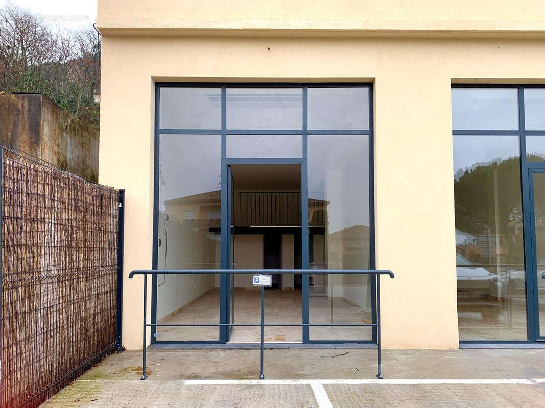 Commerce à BONNIEUX