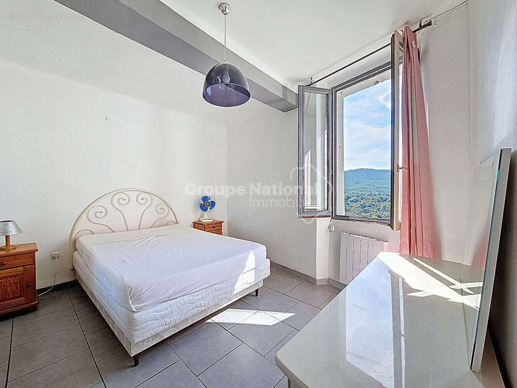 Appartement à BAGNOLS-EN-FORET