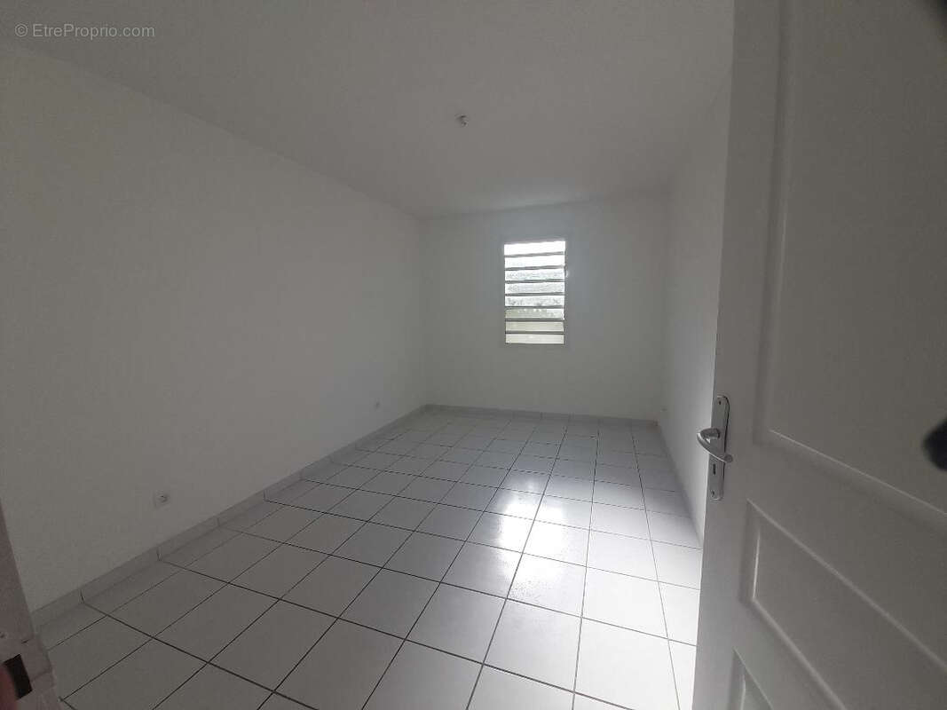 Appartement t4 Secteur Lamentin superficie 74 m2 - photo 6