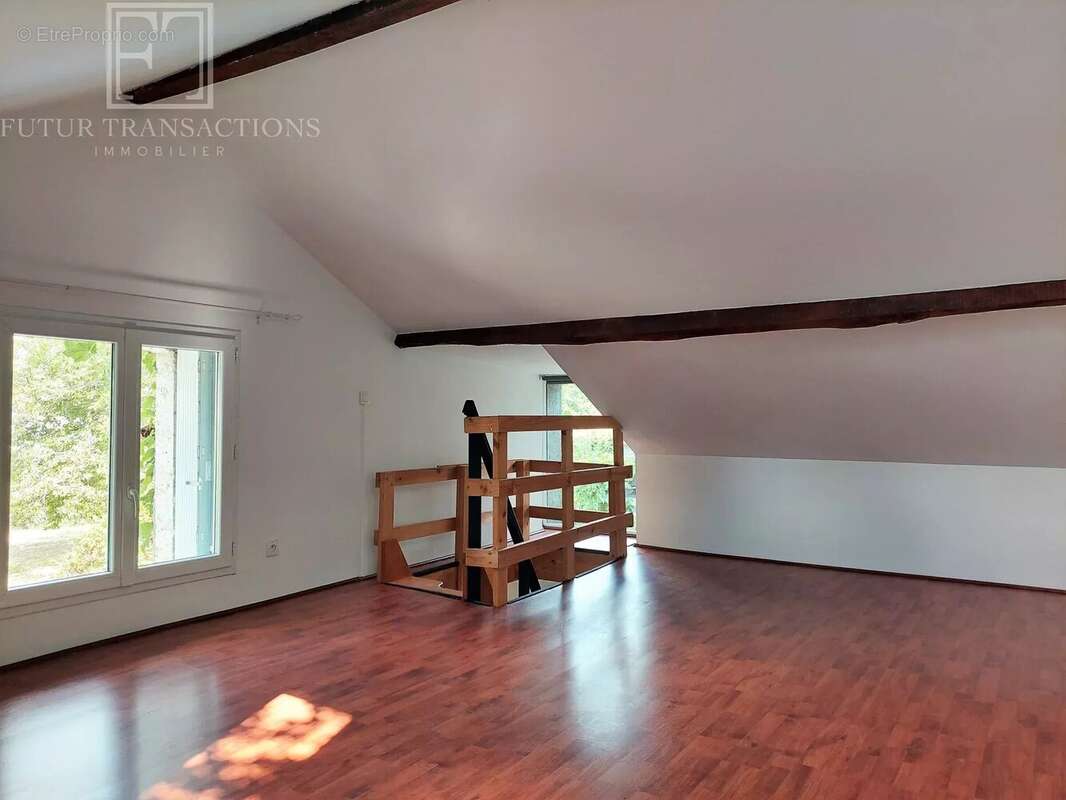Maison et double garage sur 1360 m² de terrain clos - photo 10