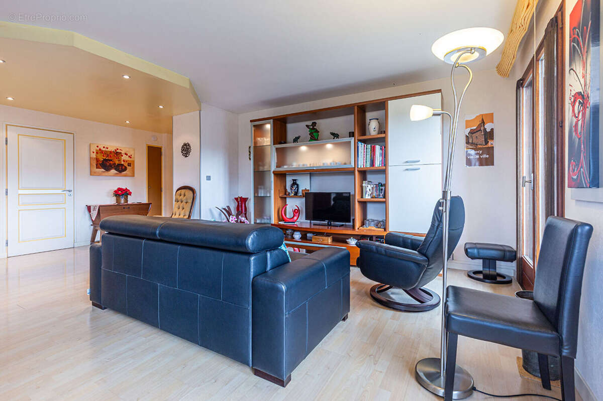 Agence immobiliere laforet - "tournesol" - annecy - appartement t3 traversant de 73.59m² - balcons - cave - garage en option - photo 5