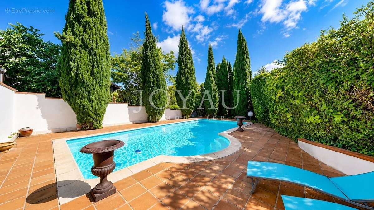 Maison familiale avec piscine et garage – Côte Pavée, à proximité immédiate des écoles - photo 2