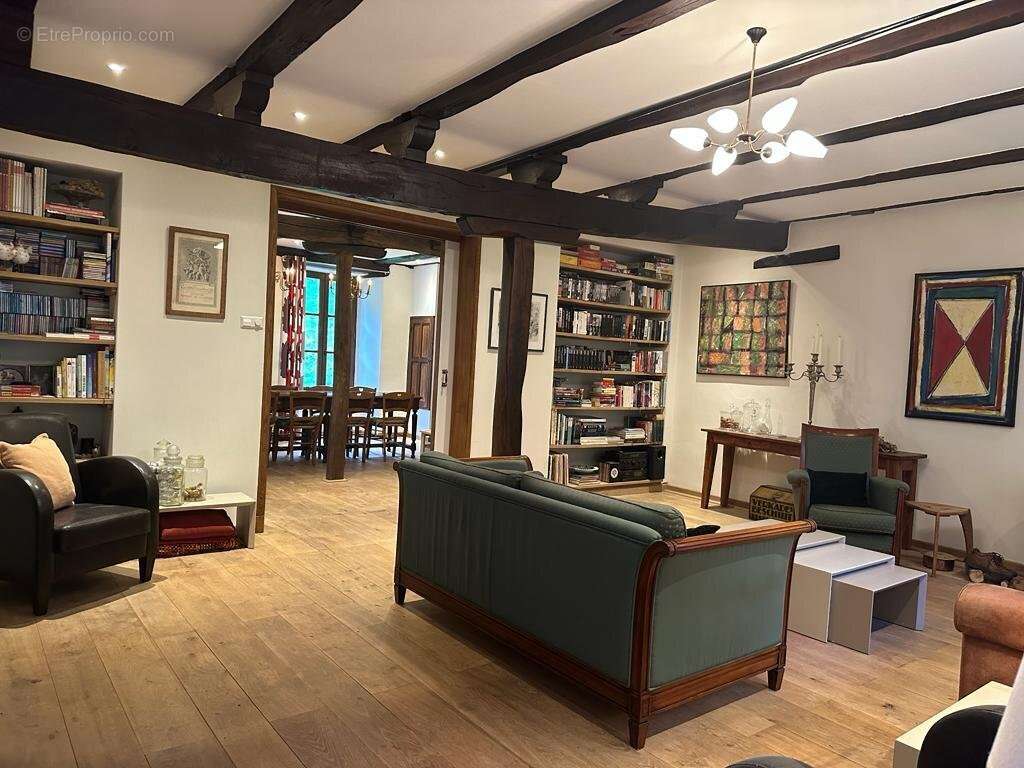 Maison à LA ROCHE-CANILLAC