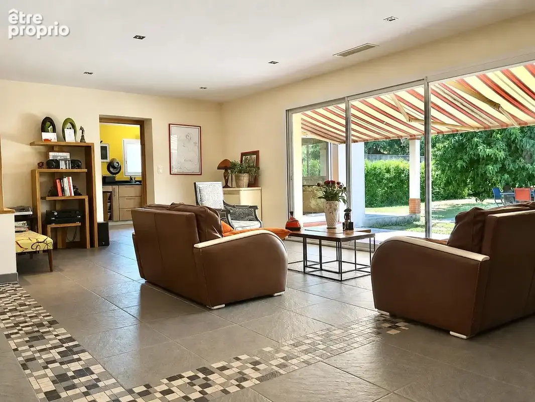 Maison T6 avec garage sur beau terrain de 1300m2 - photo 2
