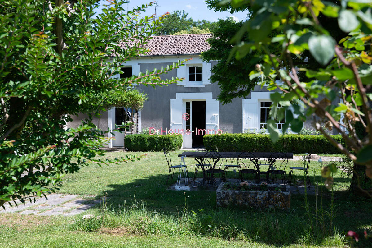 Maison 600 m² à Saint-Emilion  - photo 16