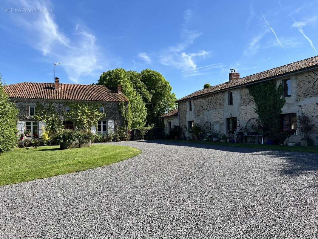 Ferme et domaine équestre avec 4 maisons et plus de 24 ha de terres et de pâturages - photo 2
