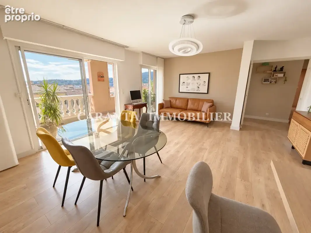 Vente appartement 2 pièces Sainte-Maxime Centre ville avec terrasse aperçu Mer, cave, parking, possibilité gar - photo 2