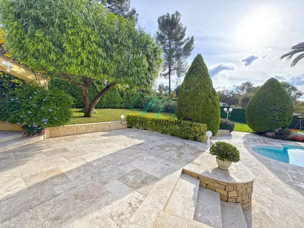 Maison à ROQUEFORT-LES-PINS