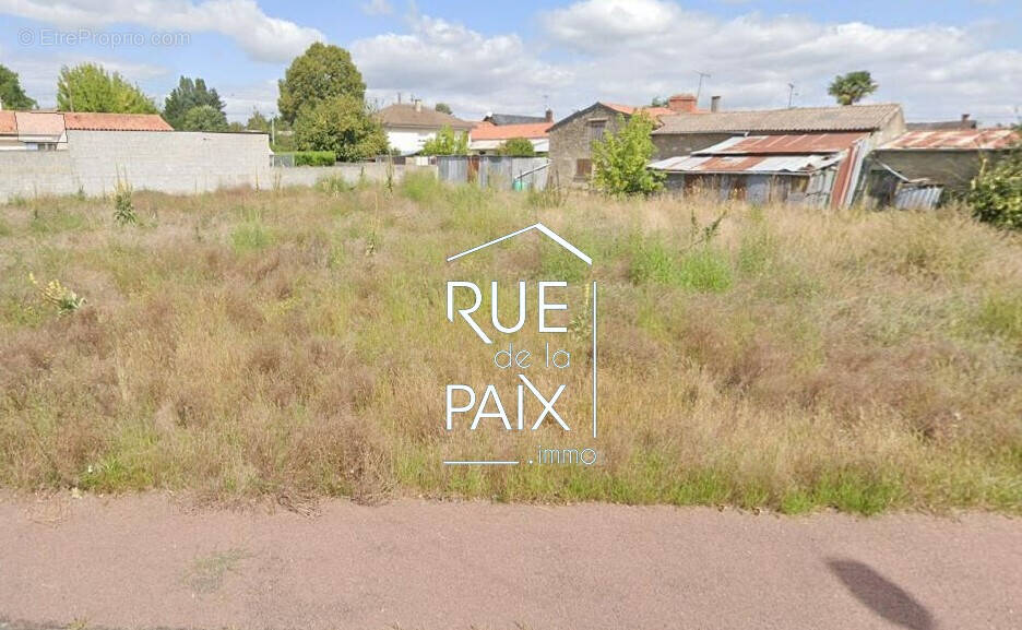 Terrain à LENCLOITRE