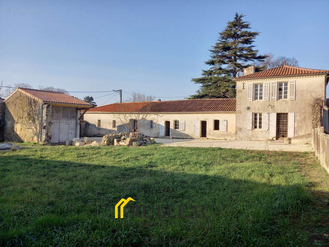 Maison à SAINT-SEURIN-DE-CURSAC
