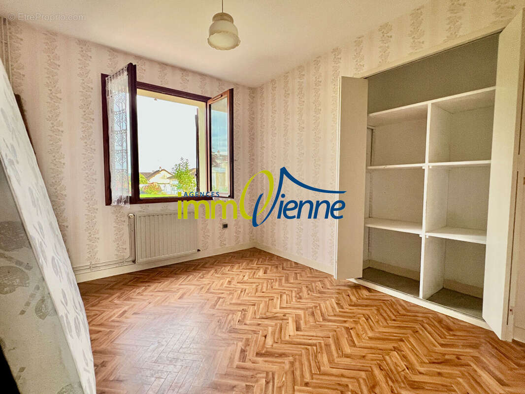 Maison à LUSSAC-LES-CHATEAUX